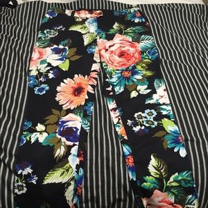 🌸 Floral capris H&M